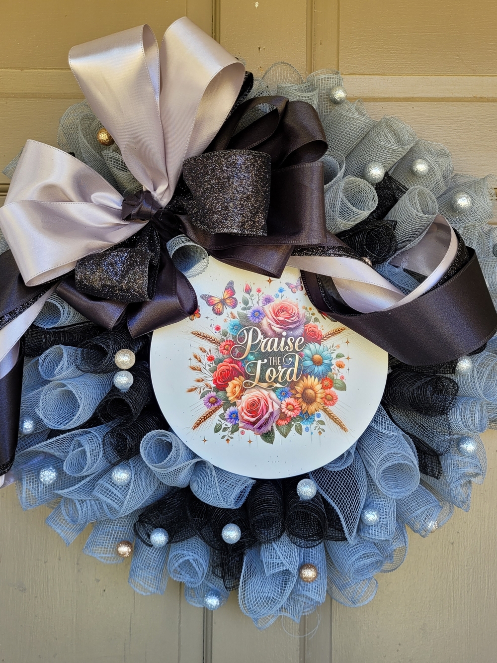 Praise The Lord Floral Decorative Mesh Wreath in Gray and Black New
